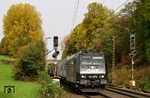 Seit Juli 2006 ist 185 546 an die Osthannoversche Eisenbahnen AG in Celle vermietet und hier mit einem Containerzug aus Hamburg-Waltershof bei Gruiten unterwegs. (19.10.2012) <i>Foto: Joachim Bügel</i>