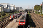 Im S-Bahnverkehr von DB-Regio NRW werden nur noch auf der Linie S 6 (Köln-Nippes - Essen Hbf) planmäßig x-Wagenzüge mit der Baureihe 143 eingesetzt. Es ist absehbar, dass auch 143 036 bald durch eine Nachfolgezuggeneration in Form des auf dem Nachbargleis einfahrenden 423 251 (S 11) ersetzt werden wird. (07.09.2012) <i>Foto: Wolfgang Bügel</i>