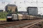 E 189 990 der Mitsui Rail Capital Europe (MRCE) / Captrain Italia (CTI) vor einem Schiebewandzug mit Autoersatzteilen in Düsseldorf-Rath. (04.07.2012) <i>Foto: Wolfgang Bügel</i>