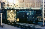 Zwei Oldtimer in München Hbf: E 32 08 (Baujahr 1924) und E 18 41 (Baujahr 1938) glänzen in der Abendsonne. (18.09.1965) <i>Foto: H.D. Kremer</i>