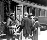 Gepäckträgerservice in Berlin Anhalter Bahnhof. (1932) <i>Foto: RVM</i>