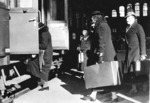 Zustieg in einen Fernzug am Anhalter Bahnhof in Berlin. (1932) <i>Foto: RVM (Rosemarie Clausen)</i>