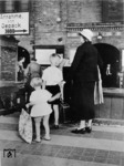 Kein neudeutscher "Servicepoint", sondern die Gepäckannahme im Stettiner Bahnhof von Berlin. (1932) <i>Foto: RVM</i>