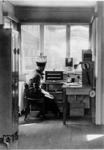 Der Aufsichtsbeamte in seinem Dienstzimmer auf dem Bahnsteig in Mainz Hbf. (1935) <i>Foto: RVM</i>