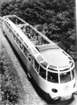 Nachdem die beiden "Gläsernen Züge" ET 91 (elT 1998, 1999) seit 1935 erfolgreich im Einsatz waren, ließ die Deutsche Reichsbahn 1936 beim gleichen Hersteller, der Waggonfabrik Fuchs in Heidelberg, zum Einsatz auf nicht elektrifizierten Strecken einen Dieseltriebwagen bauen. Der Aussichtstriebwagen trug die offizielle Nummer "137 240 Köln". Die Deutsche Bundesbahn übernahm das Fahrzeug als VT 90 500, wo es am 13. April 1960 beim Bw Köln-Nippes ausgemustert wurde. Die Aufnahme zeigt das Fahrzeug der Rbd Köln an einem unbekannten Ort. (1936) <i>Foto: RVM</i>
