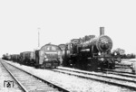 Den Rangierdienst im Bahnhof Twistringen besorgt die dieselmechanische Kleinlokomotive Kö 4009 (Windhoff, Baujahr 1930) vom Bw Osnabrück Gbf. Nebenan ist 55 3892 (Bw Kirchweyhe) mit einem Güterzug eingetroffen. Während 55 3892 bereits im Oktober 1933 ausgemustert wurde, traf Kö 4009 schon im Juli 1936 das gleiche Schicksal.  (1931) <i>Foto: RVM</i>