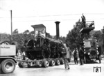 Die erste deutsche Schnellzuglok "PFALZ" (ursprüngliches Baujahr 1853) auf dem Weg zur Olympia-Ausstellung "Deutschland" in Berlin. Es handelt sich allerdings nicht um das Original, sondern um einen 1925 im EAW Weiden (Opf) für das Verkehrsmuseum Nürnberg angefertigten Nachbau. (1936) <i>Foto: RVM</i>