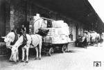 Die "bahnamtlichen Rollfuhrunternehmer" mit ihren 2-PS-Fahrzeugen an der Laderampe der Güterabfertigung in Rastatt. (1931) <i>Foto: RVM</i>