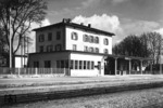 Blick auf das (neue) Empfangsgebäude in Neuburg an der Donau an der Strecke Donauwörth - Ingolstadt. (1937) <i>Foto: RVM</i>