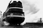 Mit den beiden Lokomotiven der Baureihe 06 der Firma Krupp wurden 1939 die leistungsfähigsten, größten und schwersten Schnellzuglokomotiven der Deutschen Reichsbahn in Betrieb genommen. Die Fahrzeuge waren für den schweren Schnellzugdienst in hügeligem Gelände konstruiert. Selten sind Betriebsaufnahmen dieser Lokomotiven, da diese mit den Ereignissen des Zweiten Weltkriegs zusammenfielen. Daher sei die schlechte Qualität der Aufnahme entschuldigt. (1939) <i>Foto: RVM</i>