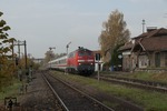 218 428 fährt mit einem IC nach Passau durch den durchgeschalteten Bahnhof Sulzbach am Inn. (28.10.2006) <i>Foto: Joachim Schmidt</i>