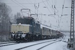 194 178 verlässt mit britischen EWS E-Loks und DB-Schüttgutwagen für Bulgarien am Haken den Bahnhof Gelsenkirchen-Bismarck. (12.12.2012) <i>Foto: Joachim Schmidt</i>
