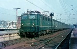 E 41 077 (BBC Mannheim, Abnahme am 05.06.1959) vor einem Eilzug im (alten) Bahnhof Wuppertal-Oberbarmen. Die Lok behielt bis zu ihrer Ausmusterung im Jahre 1989 ihr grünes Farbkleid. (14.03.1966) <i>Foto: Wolfgang Bügel</i>