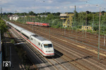 Eine Doppeleinheit 402 als ICE 558/548 (Berlin-Ostbf - Köln Hbf) im Bahnhof Solingen Hbf. Im Hintergrund fährt eine geschobene S-Bahn der Linie S 6 aus.  (24.07.2010) <i>Foto: Joachim Bügel</i>