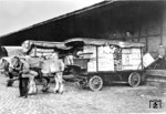 Der althergebrachte Begriff der Rollfuhrunternehmer hieß "Bestätter". Die Wagen der örtlichen "Bestätter" liefern hier an der Laderampe eines unbekannten Bahnhof in der Rbd Königsberg (Pr) an. (1934) <i>Foto: RVM</i>