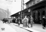 Bahnsteigszene in Schwaz an der Strecke Innsbruck - Kufstein. (1942) <i>Foto: RVM (Ittenbach)</i>