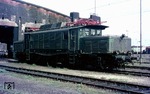 E 94 186 gehörte zu der 2. Nachbauserie der Baureihe 194 nach dem Krieg, die im Oktober 1954 neu an das Bw Nürnberg Rbf abgeliefert wurde. Die gerade mal 12 Jahre alte Lok befand sie sich nicht gerade in einem ansprechenden äußeren Zustand im Bw Mannheim. (19.08.1966) <i>Foto: Wolfgang Bügel</i>