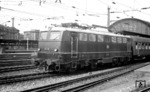 E 10 181 wurde am 10. Juli 1958 in Dienst gestellt. Die fast neue Heidelberger Maschine verlässt hier mit einem Schnellzug den Frankfurter Hauptbahnhof. (1960) <i>Foto: Oskar Bär</i>
