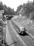 ETA 176 003 begegnet am Haltepunkt Niederseelbach (Taunus) der dort ausfahrenden Limburger 39 048. (04.1962) <i>Foto: Kurt Eckert</i>