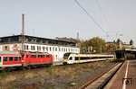 Begegnung der Eurobahn ERB 20077 (Venlo - Hamm) und der von 111 009 (DB-Regio NRW) geschobenen RB 11119 nach Köln in Wuppertal-Steinbeck. (19.10.2012) <i>Foto: Wolfgang Bügel</i>
