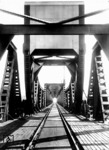 Die Friesenbrücke über die Ems bei Weener an der Strecke Leer (Ostfriesl) - Groningen ist mit 335 m die längste Brücke mit einer aufklappbaren Einrichtung in Deutschland. Nach der Zerstörung in den letzten Tagen des Zweiten Weltkrieges wurde die Brücke 1950/51 in gleicher Form wieder aufgebaut. (1937) <i>Foto: RVM</i>