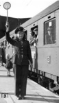 Aufsichtsbeamtin am Schnellzug Wien - Straßburg in Stuttgart Hbf. (1942) <i>Foto: RVM (Steiner)</i>