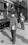 Abfahrauftrag am FD 80 nach München in Berlin Anhalter Bf. Der Aufsichtsbeamte steht am Kurswagen nach Rom. (1934) <i>Foto: RVM</i>