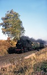 064 393 (Bw Weiden) mit P 4091 aus Bayreuth (ab 16.05 Uhr) nach Weiden (an 17.25 Uhr) bei Seybothenreuth. (13.10.1972) <i>Foto: Peter Schiffer</i>