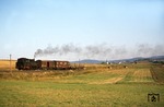 Der Abgesang der Baureihe 64 beim Bw Weiden: 064 415 mit dem abendlichen Ng 16196 auf der Strecke Weiden - Eslarn bei Pleystein. (15.09.1973) <i>Foto: Peter Schiffer</i>