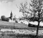 Ein Personenzug mit einer württ. T 5 vor der Kulisse der berühmten Wallfahrtskirche Birnau am Bodensee - übrigens ein Foto, das auch im legendären Reichsbahnkalender erschien. (1931) <i>Foto: RVM</i>