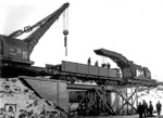 Einsetzen eines Brückenteils mittels zweier 15-t Beck&Henkel Kränen, Baujahr 1930. Der eine besitzt einen sog. Normalausleger, der zweite Kran (rechts) einen Sonderausleger für elektrifizierte Strecken. Aufnahme in der RBD Oppeln.  (1943) <i>Foto: RVM (Ittenbach)</i>