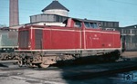 V 100 1226 (Krupp, Baujahr 1961) im Bw Wuppertal-Vohwinkel. Die Lok verschlug es nach ihrer Außerdienstellung bei der DB in den 1990er Jahren bis nach Österreich (ÖBB 2048 006), von dort sogar noch nach Italien. (17.01.1967) <i>Foto: Wolfgang Bügel</i>