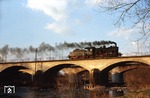 055 455 überquert auf dem Weg von Gremberg nach Siegburg die Siegbrücke in Siegburg. (09.03.1972) <i>Foto: Peter Schiffer</i>
