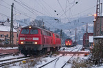 225 117 und 225 101 haben soeben den GM 61303 mit Stahl nach Hohenlimburg gebracht. Zwischen Sonnenuntergang und nächtlicher Dunkelheit warten sie im "letzten Büchsenlicht" die Durchfahrt eines Güterzuges mit einer 151 im Bahnhof ab. (03.12.2010) <i>Foto: Joachim Schmidt</i>