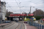 Nach dem Umsetzen im Bahnhof Bochum-Nord überqueren 225 051 und 225 028 mit dem Brammenzug GM 61303 von HKM Duisburg die Dorstener Straße in Bochum-Präsident. (27.11.2010) <i>Foto: Joachim Schmidt</i>