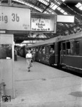 Ankunft des ersten nach dem Krieg wiedereingeführten Rheingoldzuges in Köln Hbf. An der Zugspitze eine Altkessel 03.10. (20.05.1951) <i>Foto: Fischer</i>