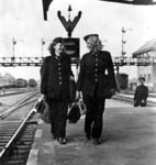 Zugbegleiterinnen auf dem Weg zum Dienst in Frankfurt (Main) Hpbf. Ein Werbefoto, dass weitere Frauen zum Diensteintritt bei der Reichsbahn bewegen sollte. (1940) <i>Foto: RVM (Trost)</i>