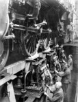 Der Rollenprüfstand mit Wasserwirbelbremsen in der Versuchsabteilung für Lokomotiven des RAW Grunewald war damals einer der modernsten Anlagen überhaupt. Als Erprobungsträger auf der Anlage dient die Hochdrucklok H 17 206, die seit dem 02. August 1934 zu Standversuchen dort weilte. (08.1934) <i>Foto: RVM</i>