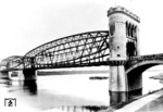 Die 1889/90 gebaute Eisenbahnbrücke über die Nogat bei Marienburg in Westpreußen (heute: poln. Malbork). Die Brücke ersetzte die erste Nogatbrücke von 1857 und wurde 1945 gesprengt. (1937) <i>Foto: RVM</i>