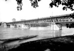 Die Rheinbrücke in Basel verbindet den Badischen Bahnhof auf der rechten Rheinseite mit dem Schweizerischen Bundesbahnhof und dem Streckennetz der SBB auf der linken Rheinseite. Die ursprüngliche Brücke von 1873 wurde bis 1924 mehrfach um- und ausgebaut. 1962 wurde sie durch einen Neubau ersetzt. (1937) <i>Foto: RVM</i>