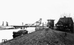Klappbrücke über den Georgsfehnkanal in Ostfriesland. (1938) <i>Foto: RVM</i>