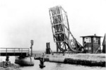 Aufgeklappte Brücke über den Georgsfehnkanal in Ostfriesland. (1938) <i>Foto: RVM</i>