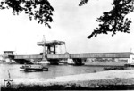 Die Ziegelgrabenbrücke ist eine 133 m lange Zugbrücke, die Teil der Eisenbahnverbindung Stralsund - Sassnitz über den Rügendamm ist. Die sowohl für den Eisenbahn- als auch für den Straßenverkehr gebaute Verbindung entstand in den Jahren 1933 bis 1936. Mit Inbetriebnahme des Rügendamms für den Bahnverkehr am 5. Oktober 1936 wurde der Fährverkehr zwischen Stralsunder Hafen und Altefähr eingestellt. Die Fahrtdauer verkürzte sich so um rund eine Stunde. Völlig unsinnigerweise wurde die Brücke noch am 1. Mai 1945 von der Deutschen Wehrmacht gesprengt.  (1936) <i>Foto: RVM</i>