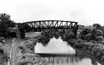 Brücke über die Angerapp bei Insterburg in Ostpreußen an der Strecke nach Tilsit. Der Fluss war früher für seinen Fischreichtum bekannt. In Insterburg (heute: russ. Tschernjachowsk) bildet die Angerapp zusammen mit der Inster den Pregel, der bei Königsberg (Pr) in die Ostsee fließt. (1937) <i>Foto: RVM</i>