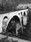 Die Murgtalbahn verbindet Rastatt mit Freudenstadt. Diese vollständig gemauerte Gewölbebrücke überquert die Murg südlich von Forbach und mündet hinten in den 364 m langen Haulertunnel. (1934) <i>Foto: RVM</i>