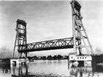 Die Hubbrücke über den Elbe-Nebenarm Rethe im Hamburger Hafen wurde am 20. Juni 1934 nach nur 15 monatlicher Bauzeit eröffnet. Der Bau war eine sogenannte Arbeitsbeschaffungsmaßnahme im Dritten Reich. Die Brücke war mit ihren 50 Meter hohen Hubtürmen damals weltweit eine der größten ihrer Art. Mit einer Hubhöhe von 35,25 m wurde eine Durchfahrtshöhe von 42 m erreicht. (1934) <i>Foto: RVM</i>