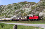 Überführungsfahrt des Rheingoldzuges von Köln-Nippes nach Linz mit der nicht gerade standesgemäßen 260 109 bei Linz-Kasbach. (24.04.2013) <i>Foto: Joachim Bügel</i>