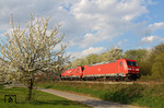 185 364 + 185 293 vor GM 60263 (Mülheim Styrum - Dillingen Hochofen Hütte) auf der rechten Rheinstrecke bei Unkel. (24.04.2013) <i>Foto: Joachim Bügel</i>