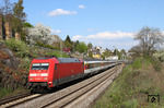 Mit der Schweizer Wagengarnitur des EC 8 (Chur - Hamburg-Altona) ist 101 006 bei Neuwied-Feldkirchen unterwegs. (25.04.2013) <i>Foto: Joachim Bügel</i>