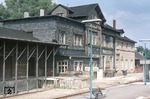 Das Empfangsgebäude des Bahnhofs Meinerzhagen an der damals noch durchgehenden Strecke Hagen - Dieringhausen. (13.07.1982) <i>Foto: Peter Schiffer</i>